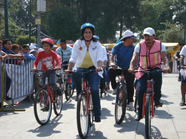 Dione Anguiano en bicicleta.